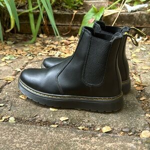 Doc Martens women’s size 8. Great condition. Like new.